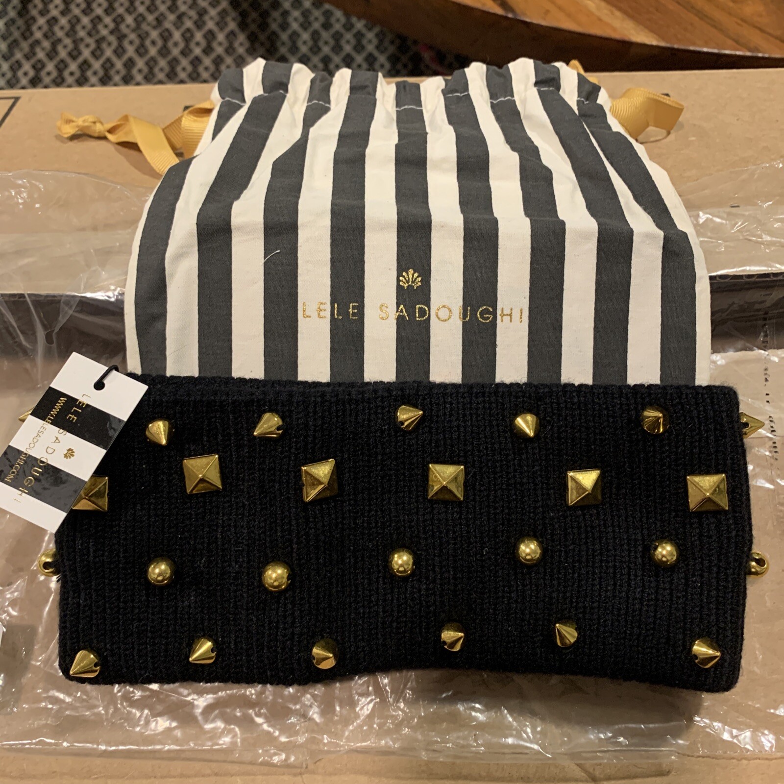 Новая, с Бирками и сумочкой, женская утеплитель для ушей Lele Sadoughi с заклепками (O/S, Черный)