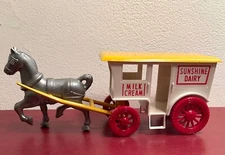 1940 WYANDOTTE ALL METAL PRODUCTS plastic EARLY BIRD MILK WAGON and HORSE #4002