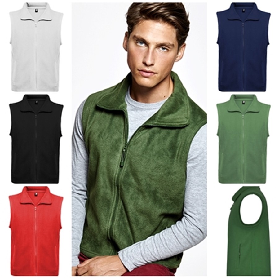 Chaleco polar con cuello alto y cremallera al tono. Detalle bolsillos laterales