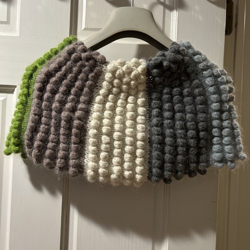 Multi-color and changeable hand-woven wool scarf with soft ruffles - Picture 4 of 12