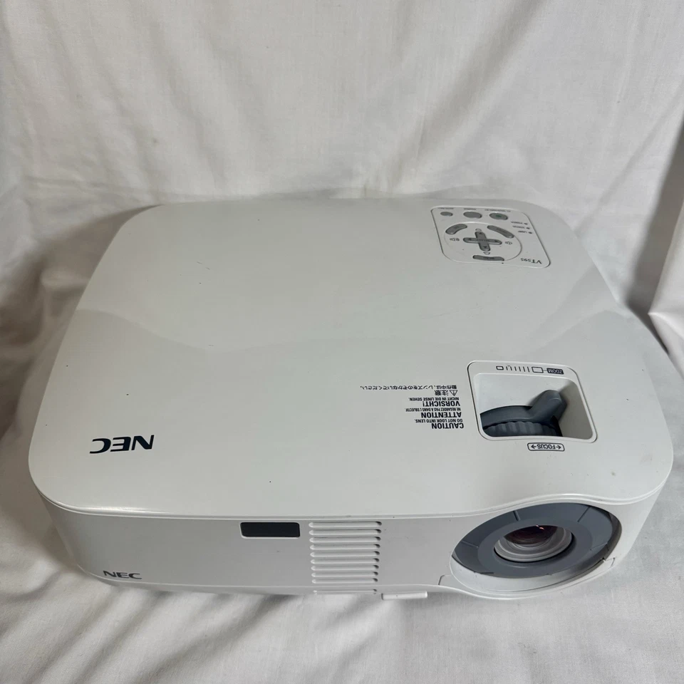 NEC Projector VT595 LCD 2000 ANSI Lumens 264 Lamp Hours - Image 2 of 4