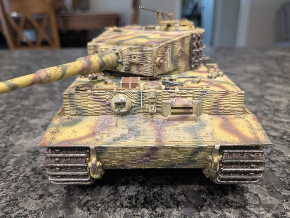 Built 1/35 Dragon Armor, German Tiger I Late Production w/Zimmerit - Image 2 of 4