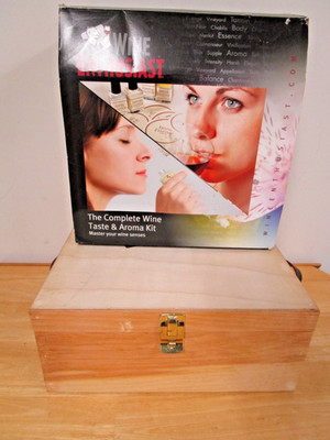 Wine Enthusiast Aroma & Essence Kit,36 aromas,9 Essences, 2 Glasses