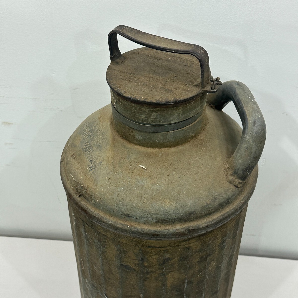 VINTAGE ANTIQUE SCREW TOP OIL CAN COLUMBIAN STEEL TANK COMPANY