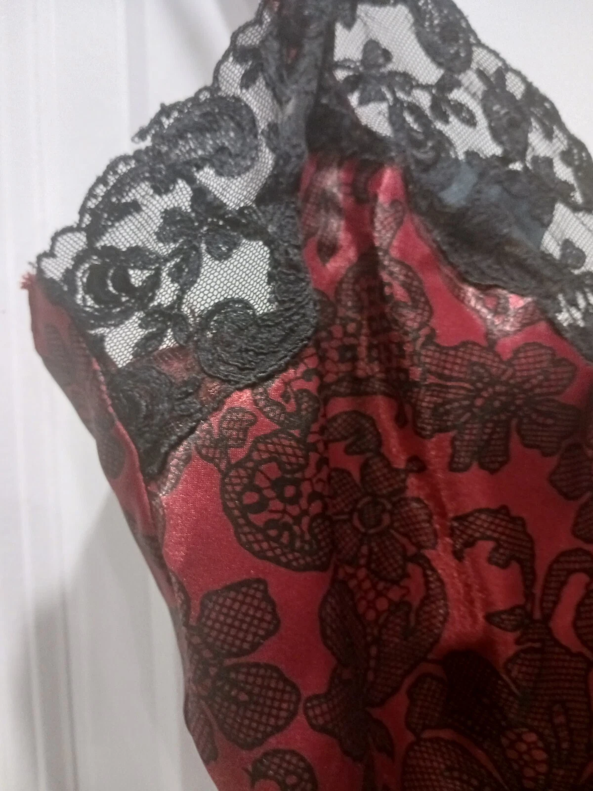 UNDERCOVER Abito piccolo Victoria Secret etichetta oro rosso e nero in pizzo