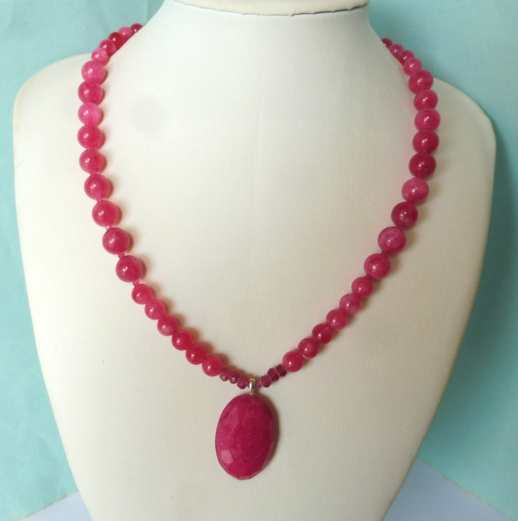 Collier en jade rose et rouge pour illuminer vos tenues d'été