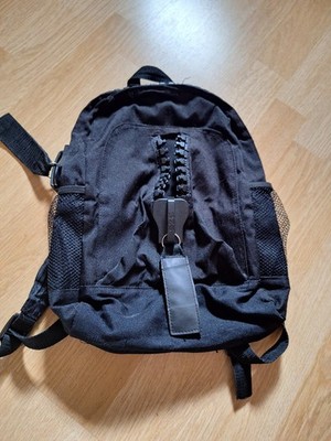 Schwarzer Techwear Rucksack mit markantem XXL Reißverschluss BIG Zipper