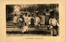 Old postcard AK Vers les sources! MADAGASCAR (909776)