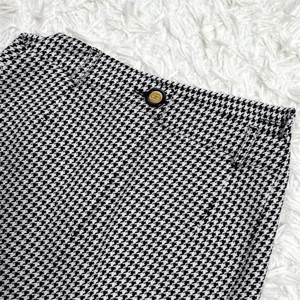 FALDA BALENCIAGA TRANSFORMADA USADA CON LOGO BB, HERRAJES DORADOS Y PATA DE GALLO Foto 3 de 4