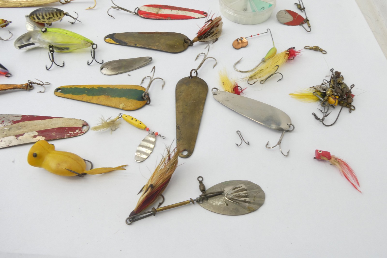 Vintage Fishing Lure & Tackle Lot Spinners Spoons Floats Hooks Pouch Parts Mixed - Image 5