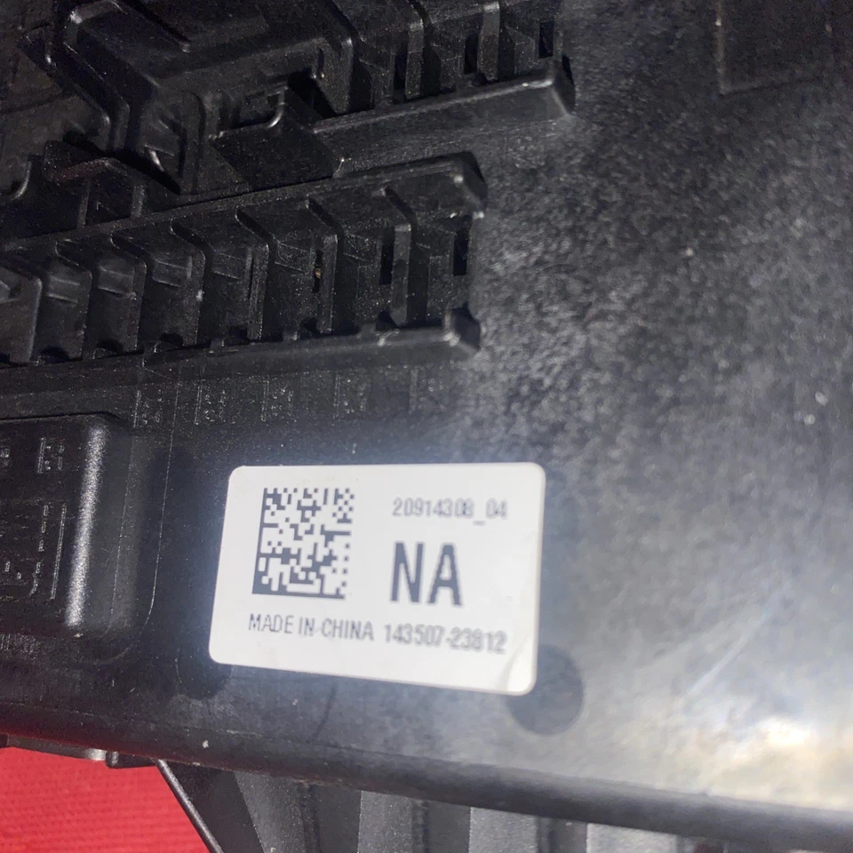 2013 Cadillac XTS Used Fuse Box Relay Junction OEM  - Image 3 of 4