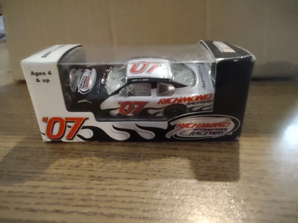 Motorsports Authentics Richmond International Raceway 2007 NASCAR nuevo 1:64 #07 Foto 2 de 4