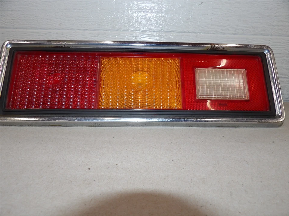 LH CONJUNTO DE LÁMPARA DE LUZ TRASERA LADO CONDUCTOR CHEVY CHEVETTE ACADIAN 1976-1979 OEM Foto 2 de 4