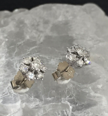 Wunderschöner Ohrschmuck in 585er Weißgold besetzt mit 14 Brillanten / ca.0,70ct