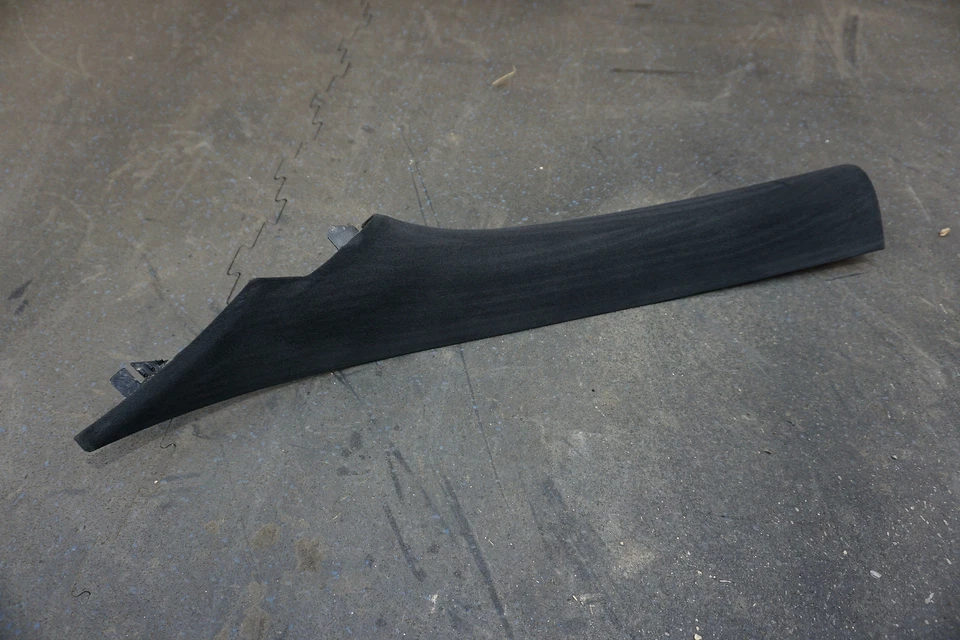 Acabamento frontal interior pilar A preto Alcantara 11N1611CP McLaren 650S Spider 2016 - Imagem 3 de 4