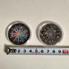 Medaglia in metallo con disegno zodiacale e sole