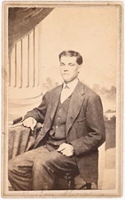 ANTIQUE CDV CIRCA 1860s B.T. HINCKLEY HANDSOME YOUNG MAN IN SUIT CAMDEN NEW YORK