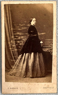 CDV DAME IN FEINEM KLEID & SCHAL VON BARBER SHEFFIELD ANTIKES FOTO MODE