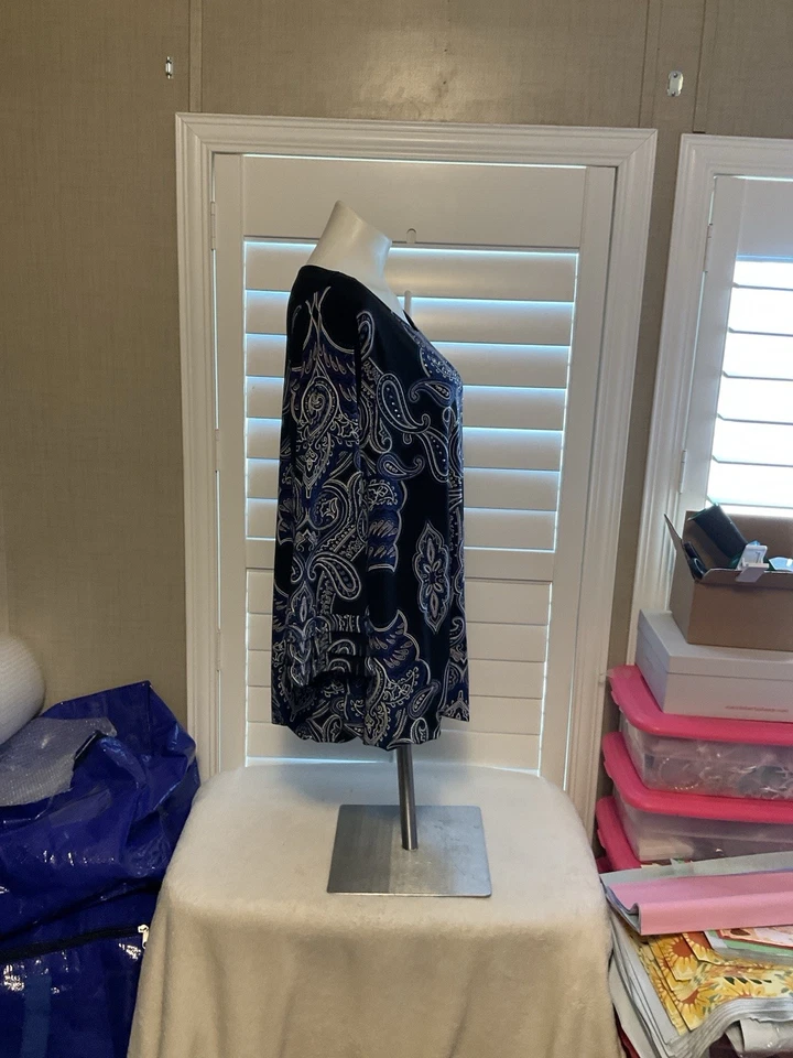 Alfani Women's Blue Long Sleeves V Neck Top With Black Background - Image 3 of 4