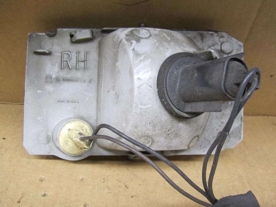 CADILLAC DeVILLE & FWD FLEETWOOD 85 86 1985-86 CORNER LIGHT PASSENGER RH READ - Image 4 of 4