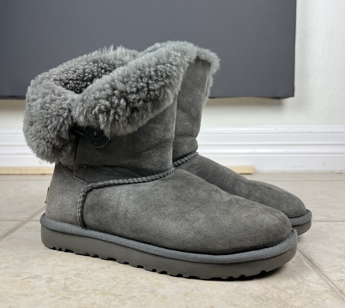 Women's UGG Australia Grey Bailey Button Mid Calf Sheepskin Boots Size 8