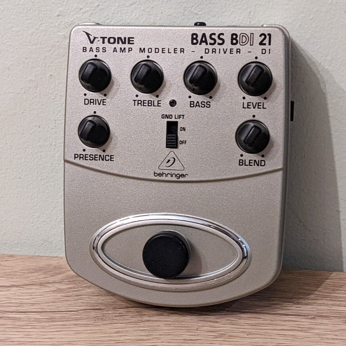 Behringer BDI21 V-Tone bass driver DI box amp modeller guitar effect pedal