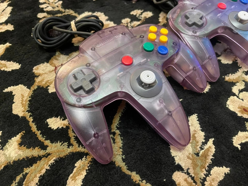 DOS mandos a distancia transparentes Atomic Purple Nintendo 64 funcionando Foto 2 de 4