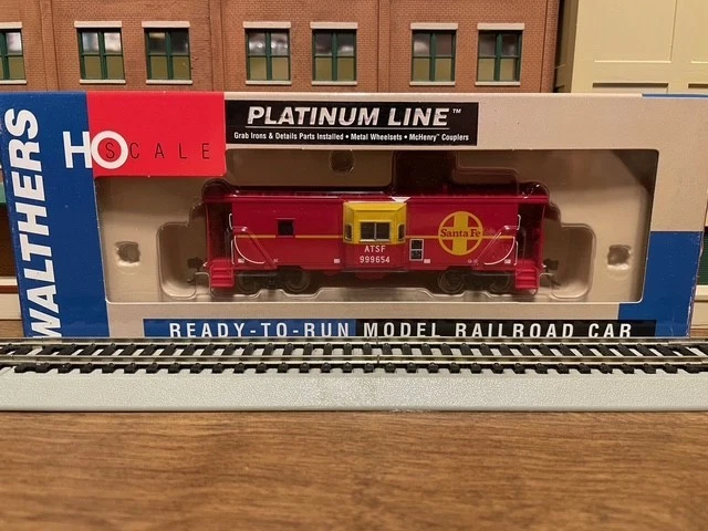 Walthers HO 932-7626 Santa Fe International Car Co. Bay Window Caboose #999654 - Image 3 of 4