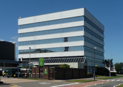 FOTO DEPOT BRACKNELL KNACKIGE WEISSE BOX MIT DURCHGEHENDEN SPIEGELFENSTERNBÄNDERN