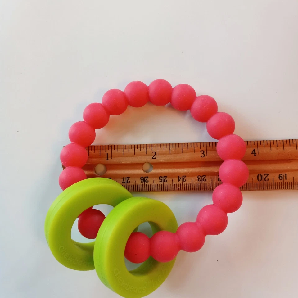 Chewb...™ 婴儿硅胶磨牙环玩具婴儿粉红色戒指和沙特尔斯带 — 第 2/3 张图片