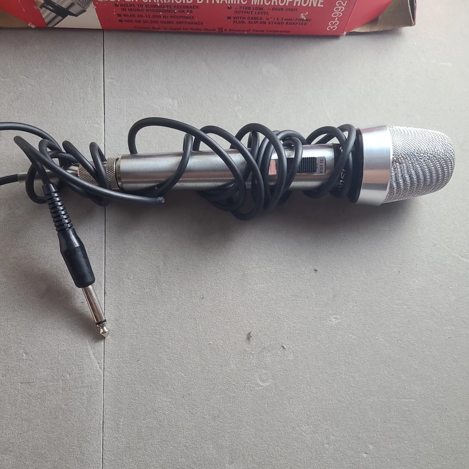 Realistic 33-992A Super Cardioid Dynamic Microphone Silver Mic W/ ORIGINAL BOX - Image 2 of 4