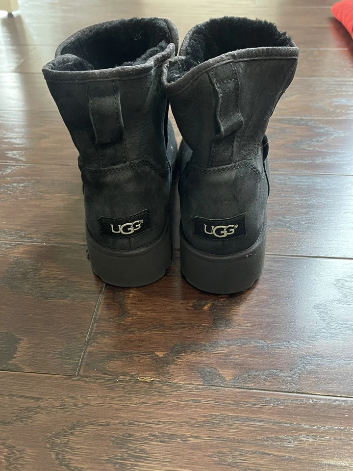 Botín sin cordones de cuña de piel de oveja UGG Kristin negro para mujer talla 6,5 Foto 4 de 4