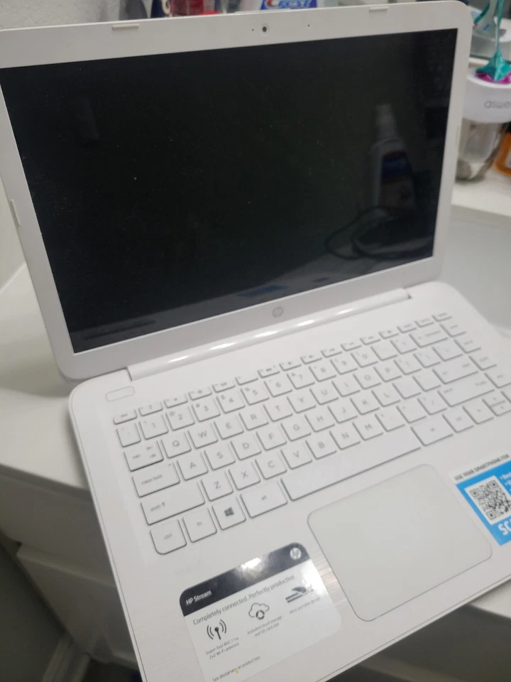 White Hp Laptop - Image 2 of 4