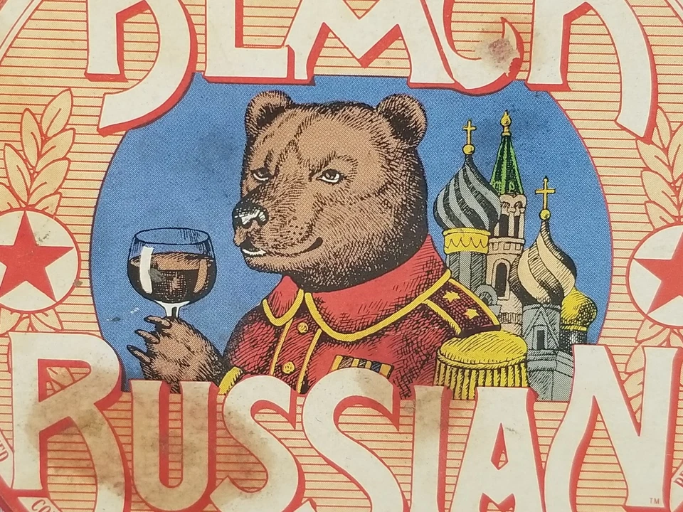 Recipiente de lata de doces russo preto vintage Pushpinoff urso com vidro de vinho - Imagem 4 de 4