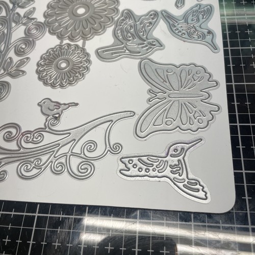 LOT OF CUTTING DIES FLOWERS LEAVES BIRDS BUTTERFLIES WHITE PAGE NOT INCLUDED - Picture 5 of 5