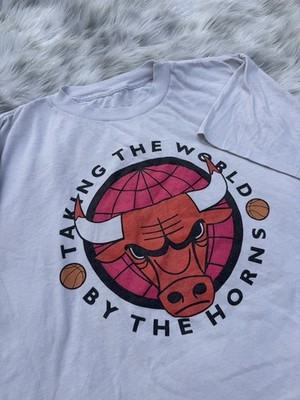 1990s Chicago Bulls NBA Taking The World By The Horns Graphic Shirt Size L OF