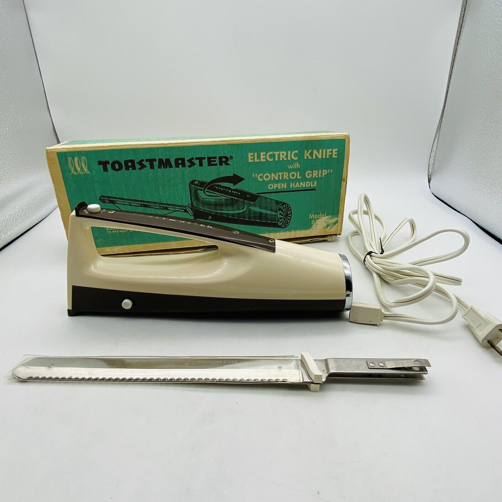 Toastmaster Electric Carving Knife Model # 6101 White With Box C