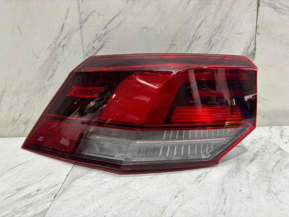 Luz trasera exterior OEM 2022 2025 VOLKSWAGEN GTI GOLF R LADO IZQUIERDO LED 5H0 945 095 D Foto 3 de 4