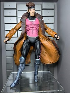 Diamond Select Marvel Gallery – Statua Di Gambit 25 Cm – Con Carte Da Lancio – Multicolore, 85057 - 4