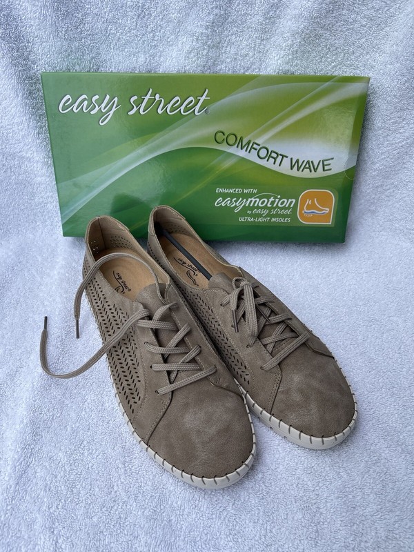 Easy Street Brodie Natural Perforated Lace Up Sneakers 8.5 NEW