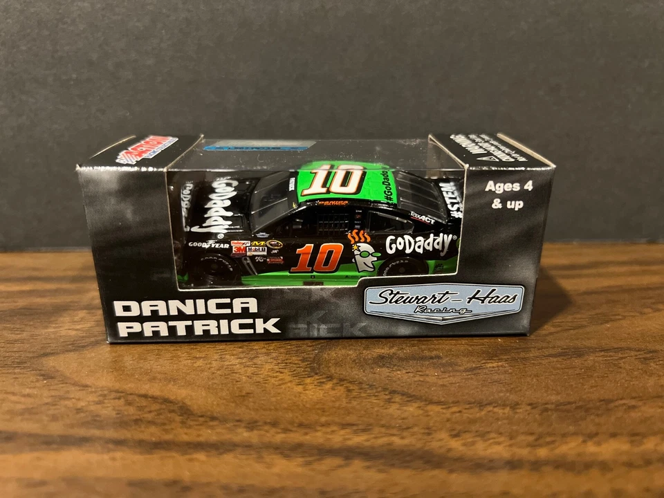 Danica Patrick 2015 No10 Go Daddy черная SS Stewart-Haas 1:64 NASCAR CUP - Изображение 4 из 4