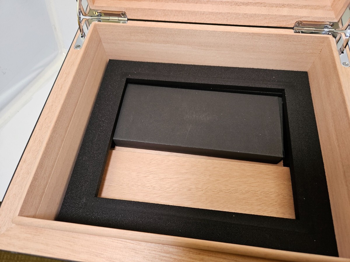 Ferrari 812 SUPER FAST Humidor Owner Key Storage Box in Carbon