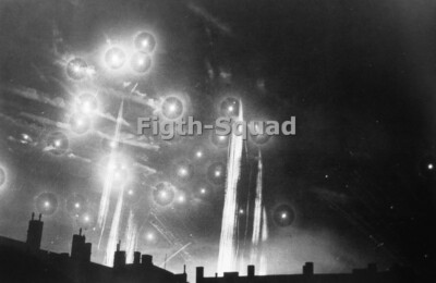 Picture Photo Berlim 1943 Sky during a raid of Allied bombers 7366