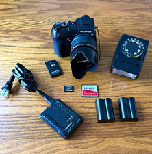 Olympus CAMEDIA C-8080 Wide Zoom 8MP 5x Compact Black USB w/ Batteries Charger