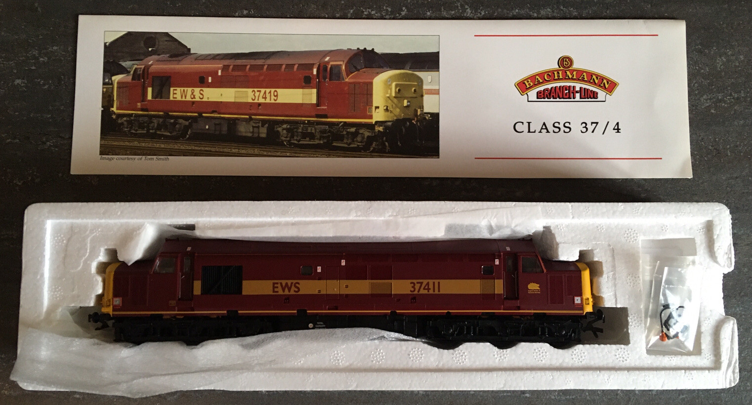 Locomotive Class 37 EWS Bachmann 32-381 train miniature OO compatible HO neuf