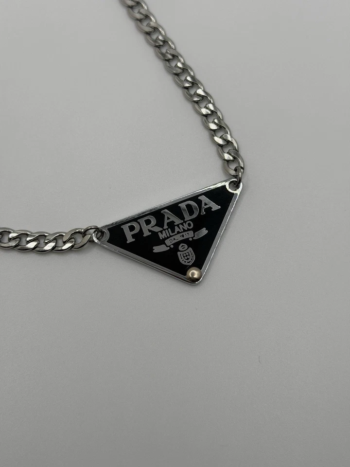 Collar colgante con logotipo de triángulo PRADA ¡Negro y plata! Foto 2 de 2