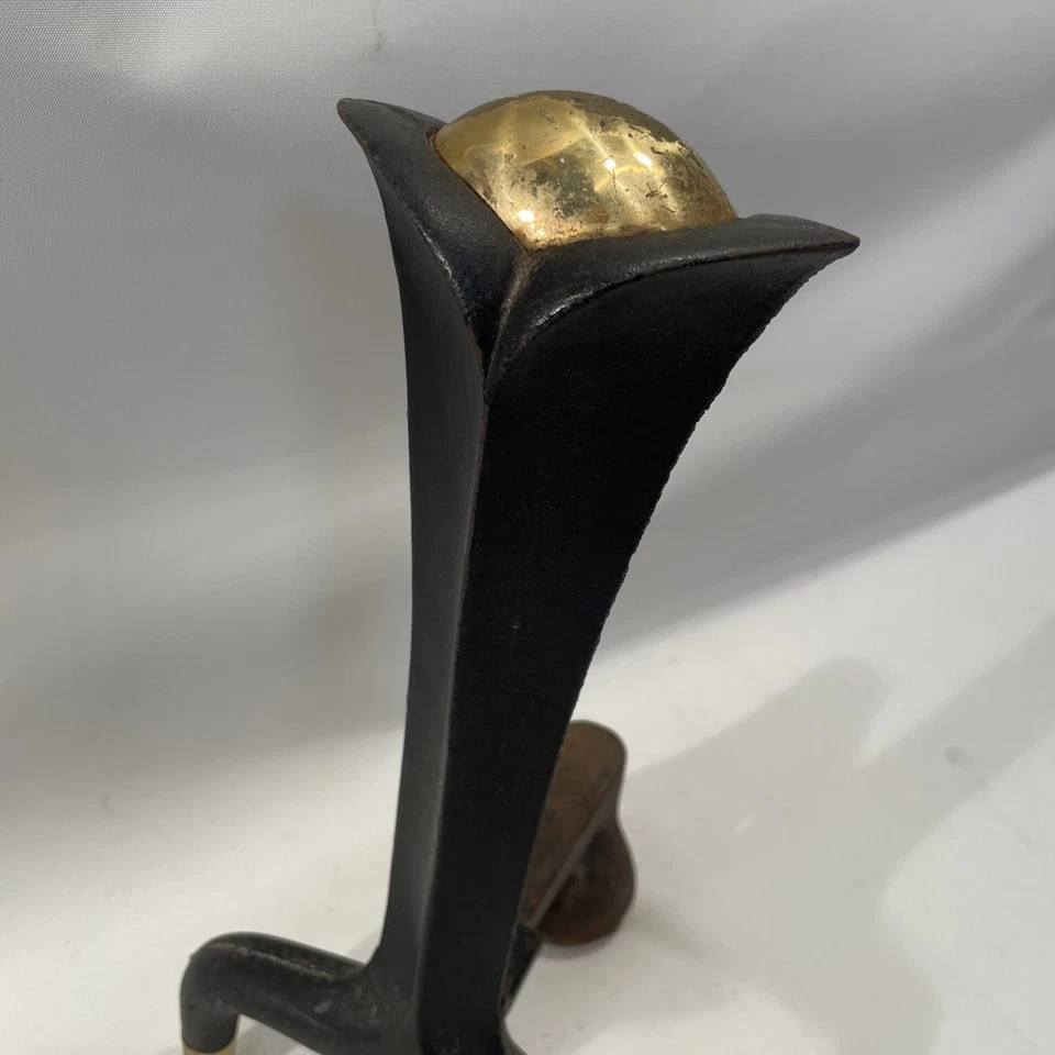 Donald Deskey para chimenea de latón y hierro Bennett Andirons Foto 3 de 4