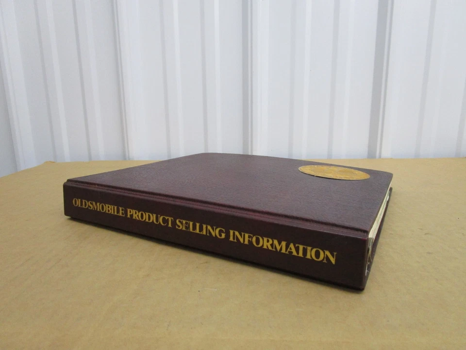 Oldsmobile 1974 álbum de concesionario información del producto Cutlass Toronado 98 Delta 88 datos Foto 2 de 4