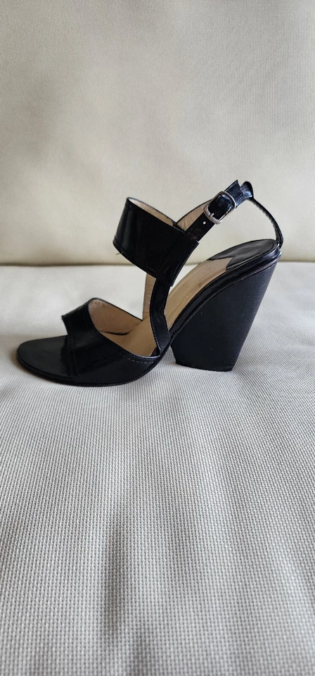 Correa con hebilla envolvente de cuero negro punta abierta Michel Perry Foto 3 de 4