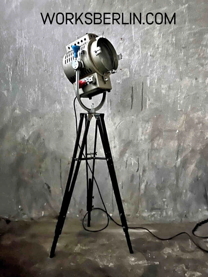 Restaurierter vintage Filmscheinwerfer Theaterlampe auf Holzstativ 1950er - Bild 1 von 4